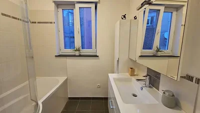 Bagno; pavimento in piastrelle, luce naturale