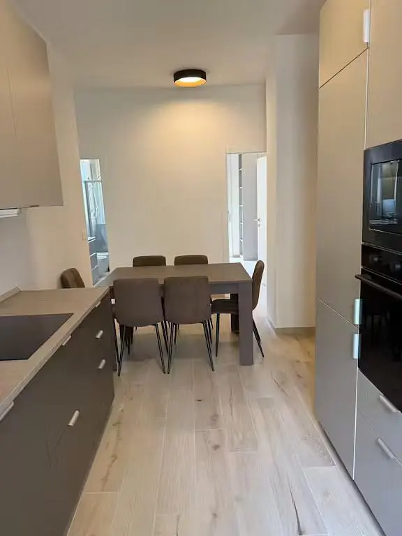 Küche; küchengeräte, holzboden, renoviert, tageslicht