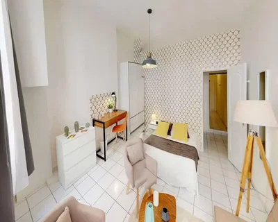 Schlafzimmer; fliesenboden, tageslicht