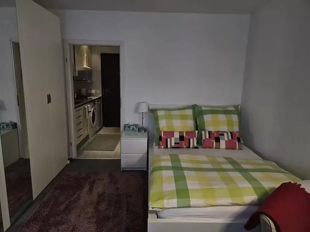 Schlafzimmer; tageslicht, holzboden