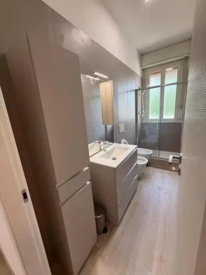 Badezimmer; fliesenboden, tageslicht
