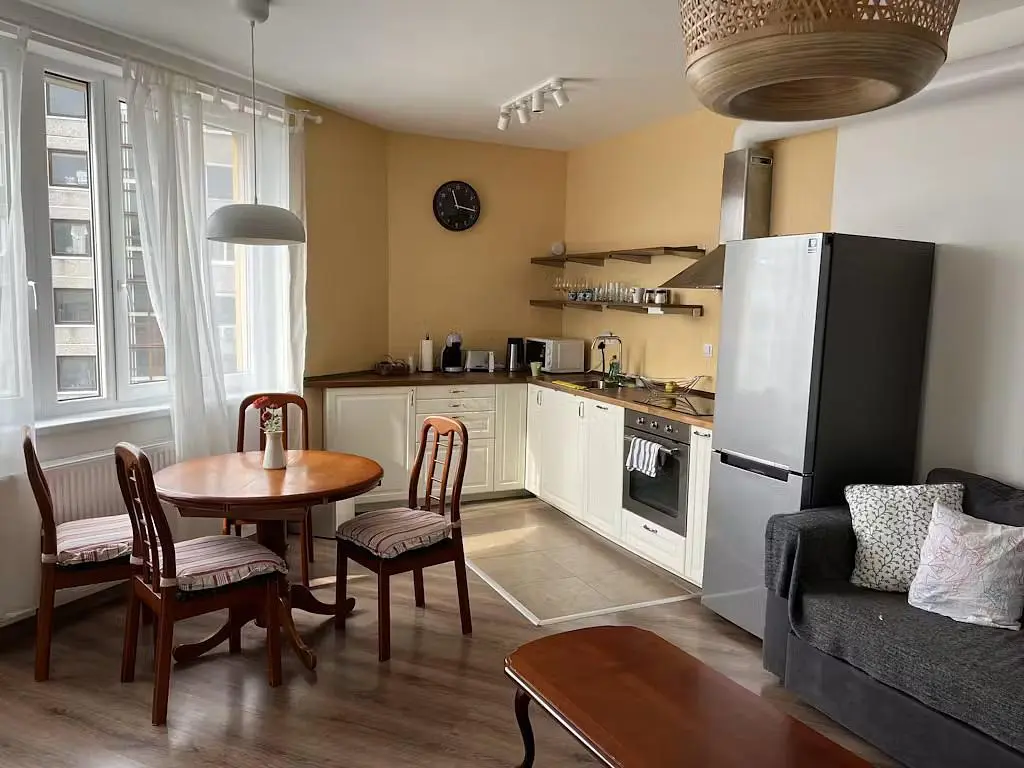 Kuhinja; kuhinjski aparati, pločice, prirodno svjetlo, moderni stil