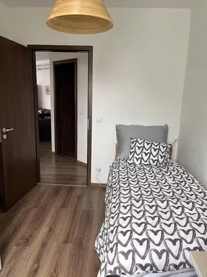 Spavaća soba; drveni pod, prirodno svjetlo