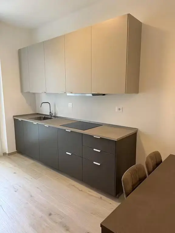 Küche; küchengeräte, holzboden, renoviert, tageslicht