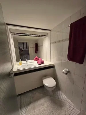 Toilette; fliesenboden, renovierungsbedürftig