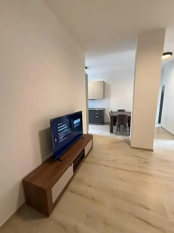 Wohnzimmer; fliesenboden, tageslicht, moderner stil