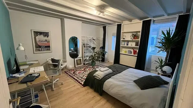 Spavaća soba; drveni pod, prirodno svjetlo, moderni stil