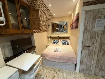 Dormitorio; suelo de madera, luz natural