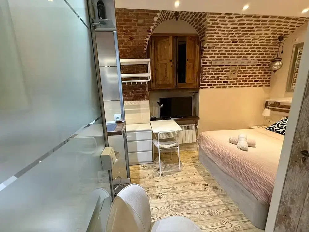Schlafzimmer; holzboden, tageslicht