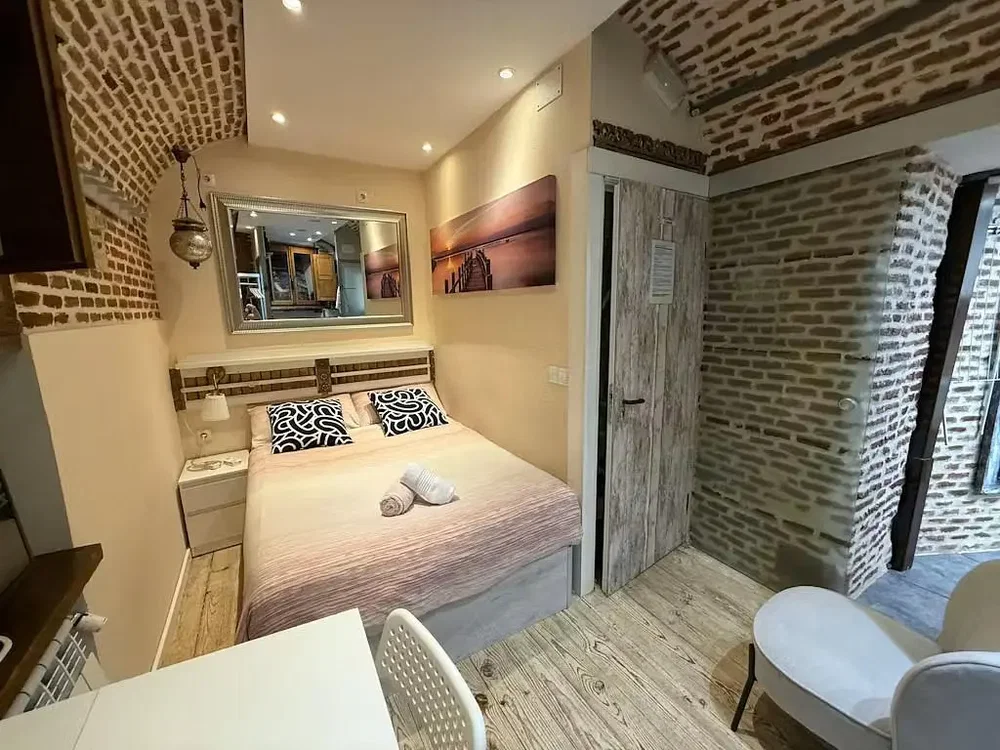 Schlafzimmer; tageslicht, rustikaler stil, holzboden