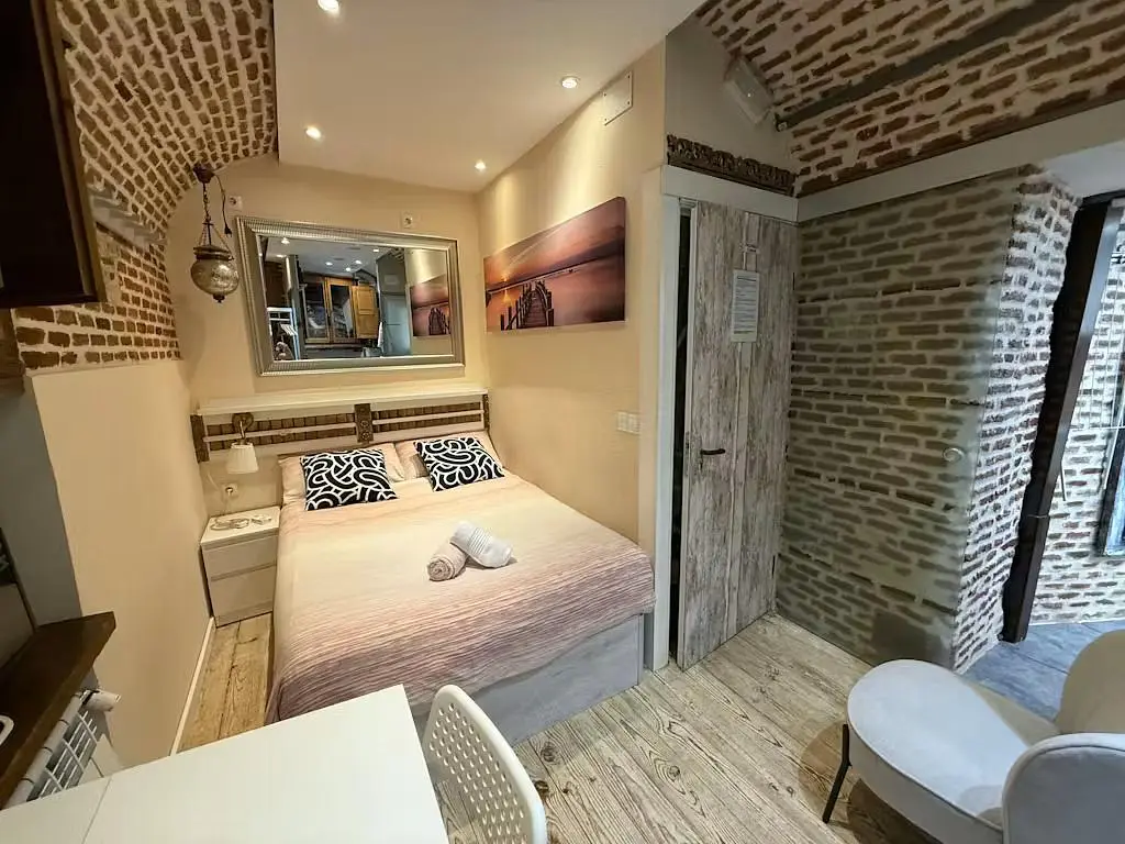 Schlafzimmer; tageslicht, rustikaler stil, holzboden