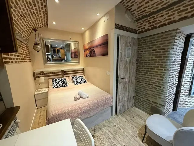 Schlafzimmer; tageslicht, rustikaler stil, holzboden