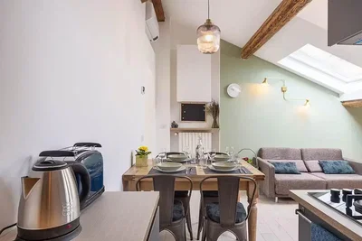 Oturma odası; mutfak aletleri, doğal ışık, modern stil, ahşap kirişler