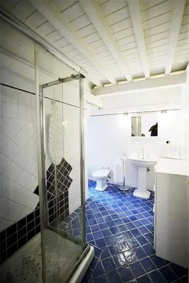 Badezimmer; fliesenboden, tageslicht