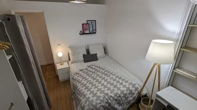 Schlafzimmer; holzboden, tageslicht