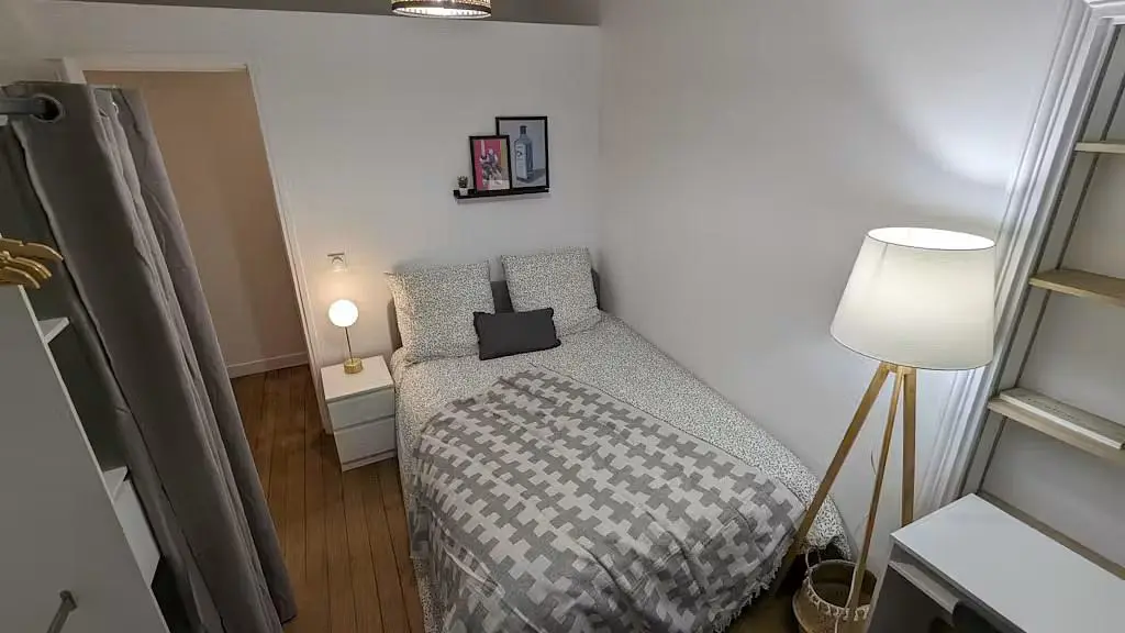 Schlafzimmer; holzboden, tageslicht