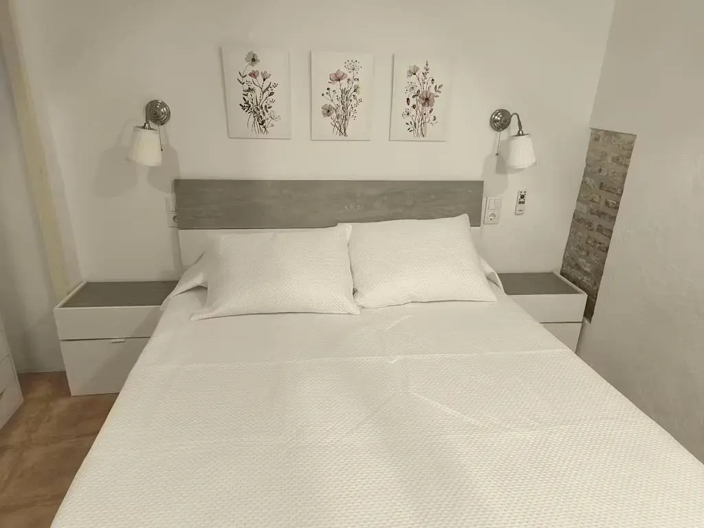 Spavaća soba; prirodno svjetlo, moderni stil