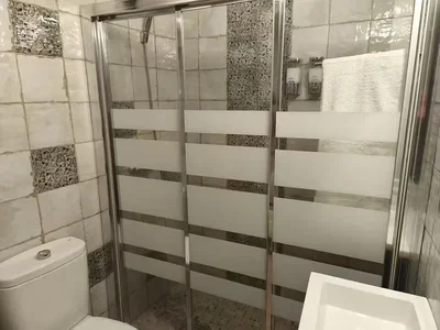 Toalet; pločice, renoviran, prirodno svjetlo