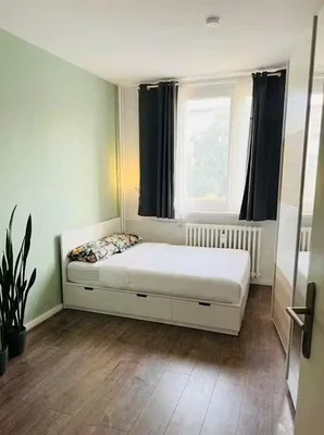 Spavaća soba; prirodno svjetlo, drveni pod