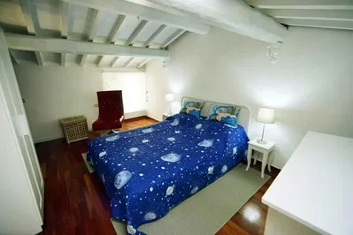 Schlafzimmer; holzboden, tageslicht