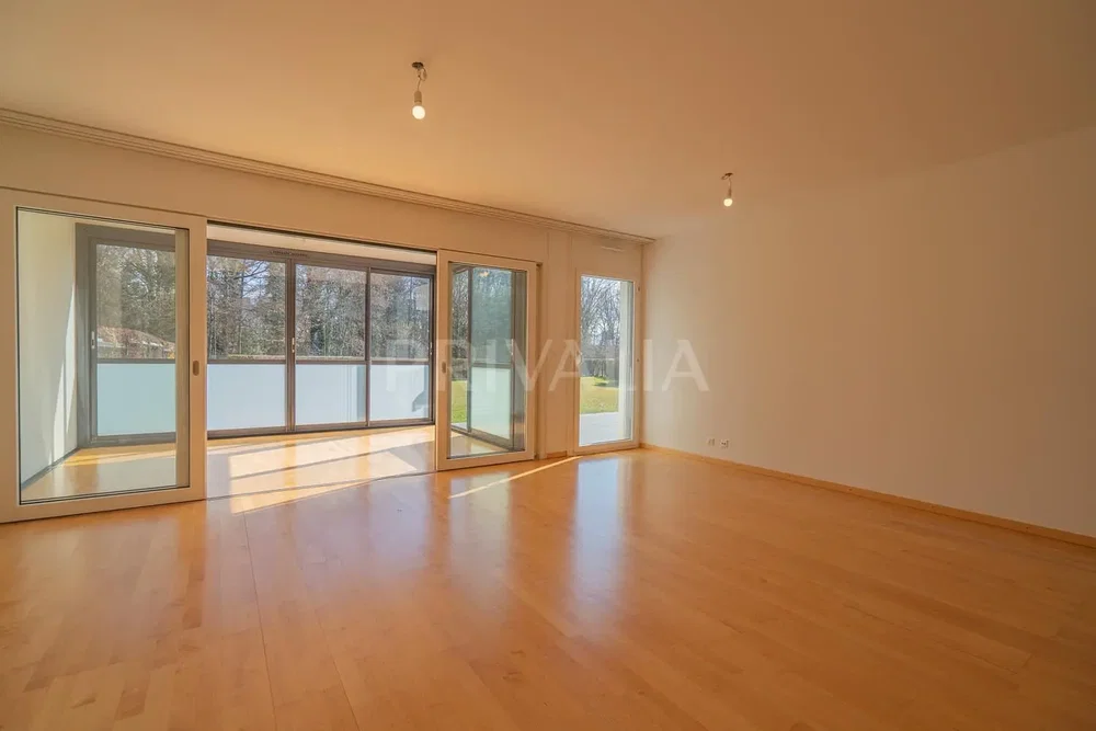 Wohnzimmer; holzboden, tageslicht