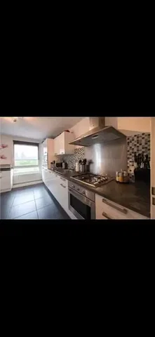 Kuhinja; kuhinjski aparati, pločice, prirodno svjetlo