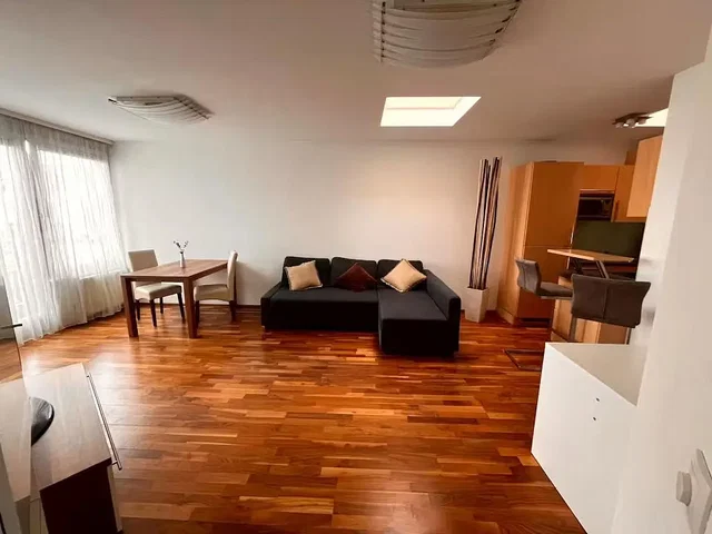 Wohnzimmer; holzboden, tageslicht