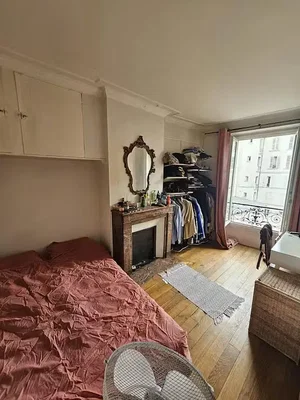 Spavaća soba; drveni pod, prirodno svjetlo