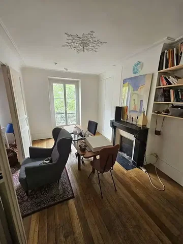 Dnevna soba; drveni pod, kamin, prirodno svjetlo