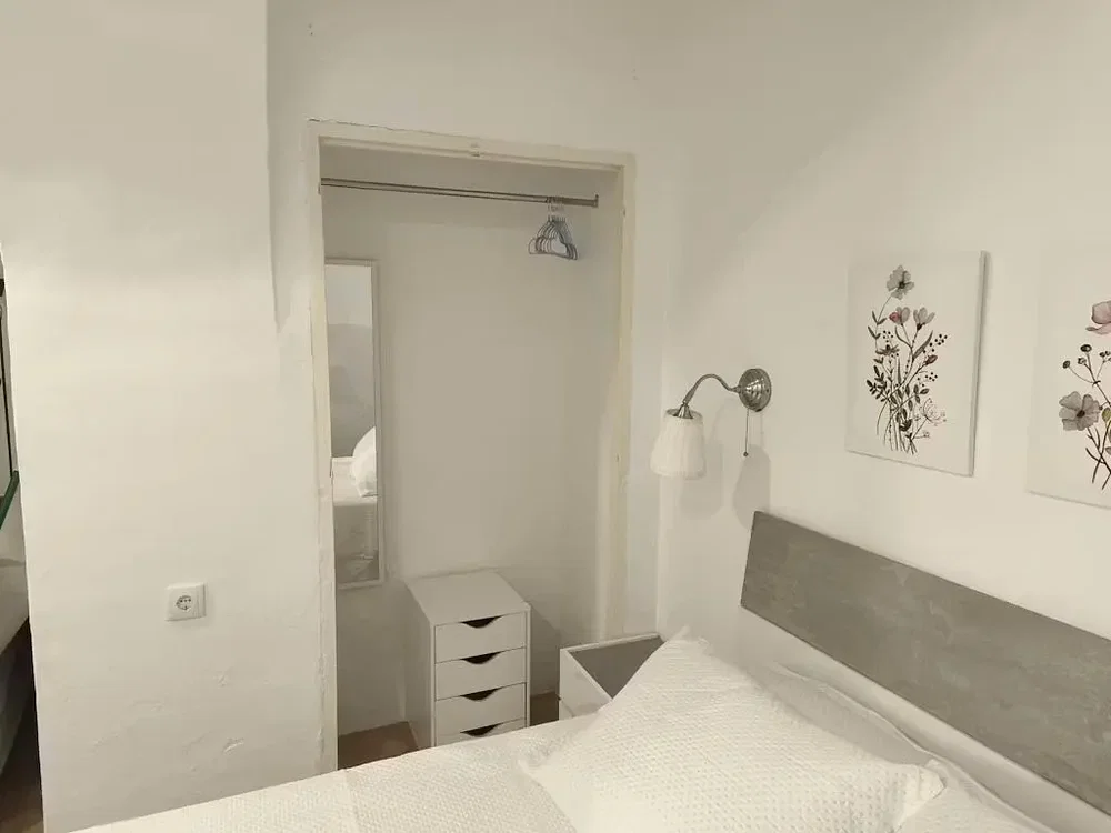 Spavaća soba; prirodno svjetlo, moderni stil