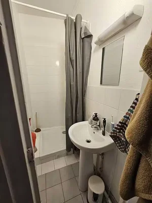 Toalet; pločice, prirodno svjetlo