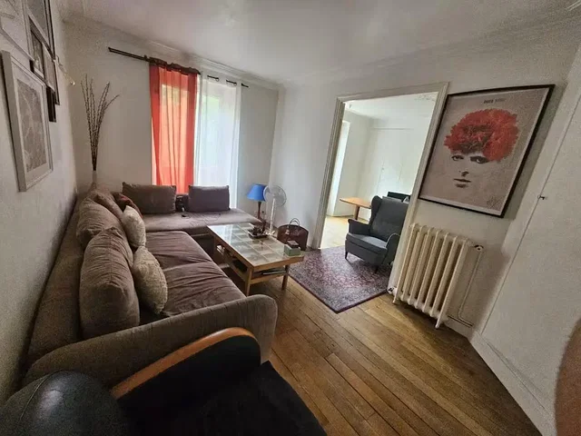 Dnevna soba; drveni pod, prirodno svjetlo, moderni stil