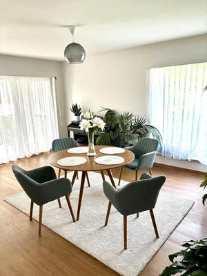 Wohnzimmer; tageslicht, holzboden
