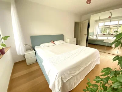 Schlafzimmer; tageslicht, holzboden