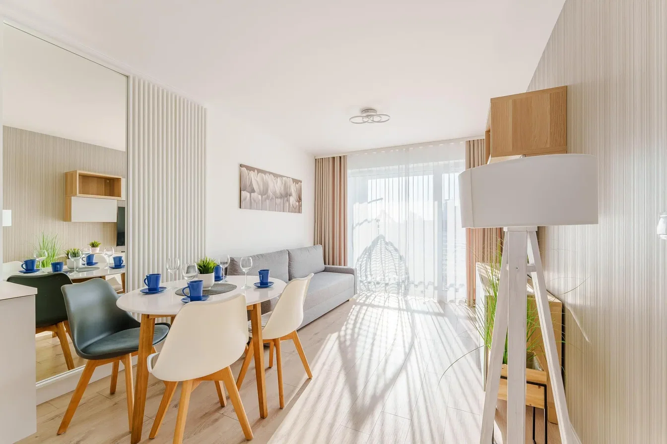 Oturma odası; doğal ışık, modern stil