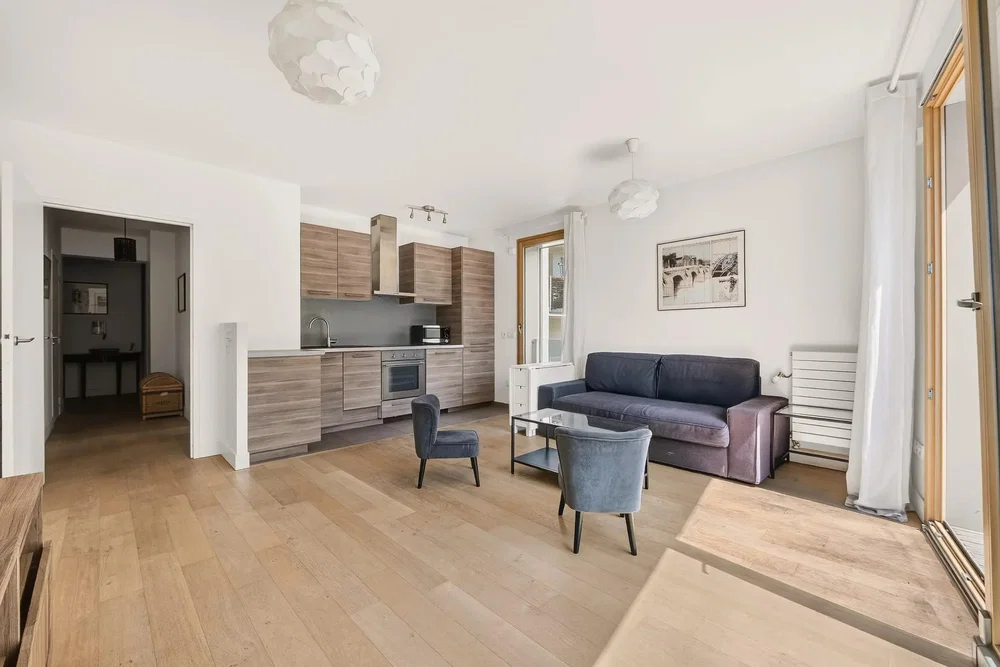Wohnzimmer; holzboden, tageslicht, moderner stil, küchengeräte