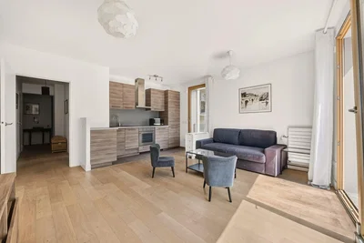 Wohnzimmer; holzboden, tageslicht, moderner stil, küchengeräte