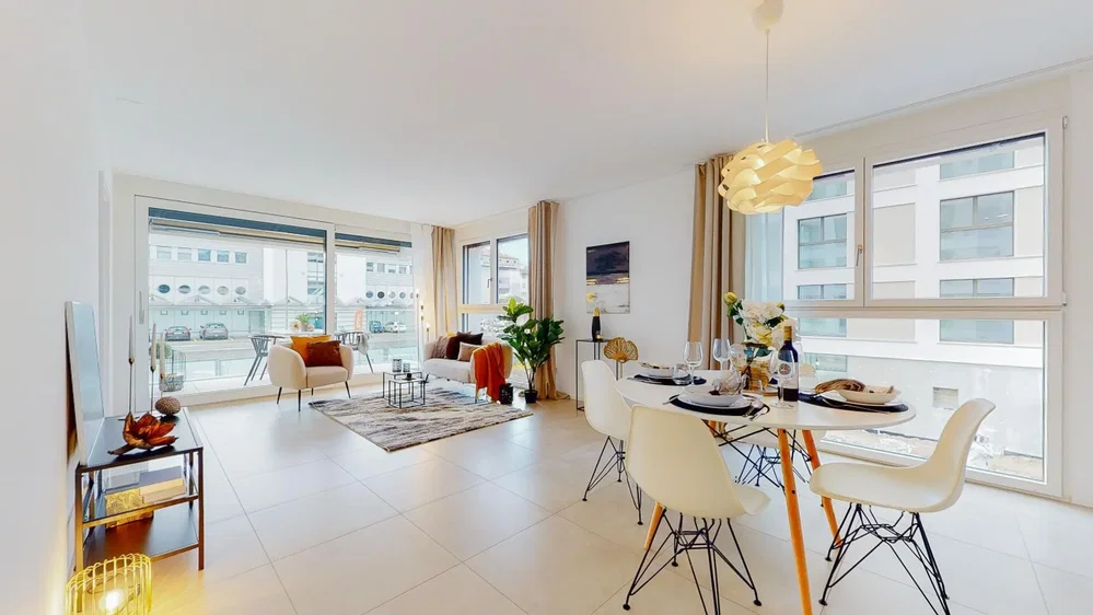Wohnzimmer; tageslicht, moderner stil, fliesenboden, blick