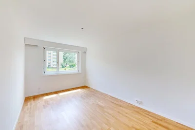 Schlafzimmer; holzboden, tageslicht