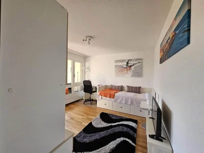 Schlafzimmer; holzboden, tageslicht