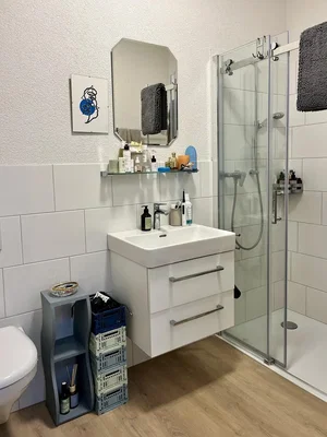 Badezimmer; holzboden, fliesenboden, renoviert, tageslicht