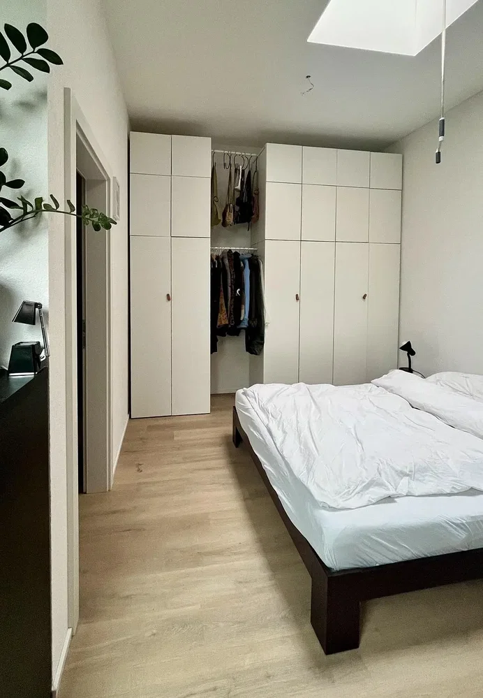 Schlafzimmer; holzboden, tageslicht