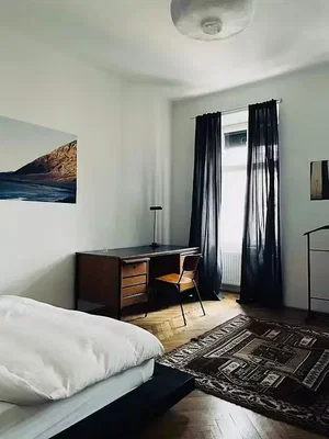 Spavaća soba; drveni pod, prirodno svjetlo, moderni stil