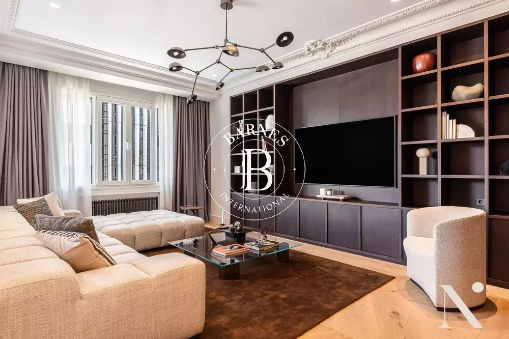 Wohnzimmer; holzboden, moderner stil, tageslicht