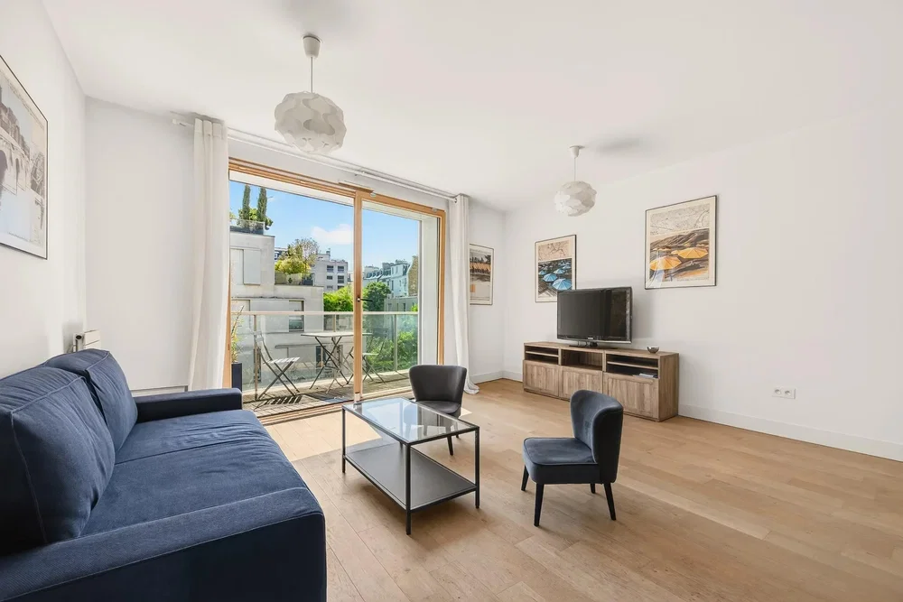 Wohnzimmer; tageslicht, holzboden, moderner stil