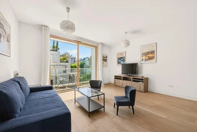 Wohnzimmer; tageslicht, holzboden, moderner stil