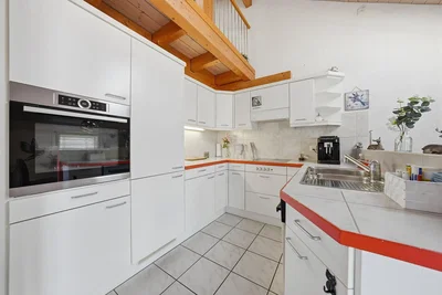 Cucina; elettrodomestici, pavimento in piastrelle, travi in legno, luce naturale