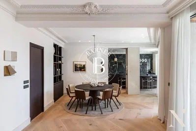 Wohnzimmer; holzboden, hohe decken, tageslicht, moderner stil