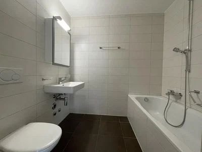 Badezimmer; fliesenboden, renoviert, tageslicht