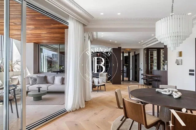 Living room; wood floor, natural light, modern style